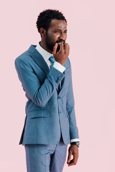 Homem de negócios afro-americano estressado em terno, isolado em rosa — Fotografia de Stock