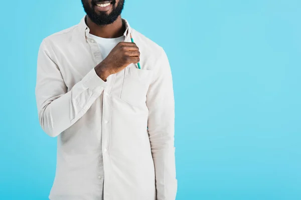 Vista ritagliata di sorridente uomo afroamericano con matita isolata su blu — Foto stock