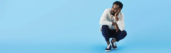 Entediado afro-americano homem posando isolado no azul — Fotografia de Stock