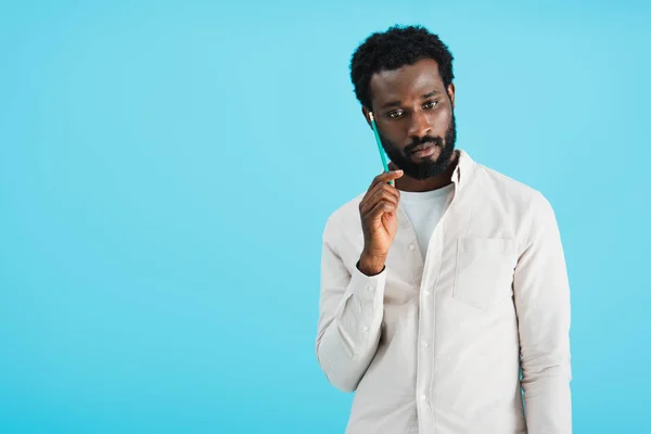 Pensive african american man with pencil isolated on blue — Stock Photo