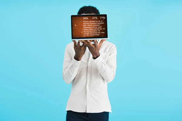 Homem americano africano mostrando laptop com site isolado em azul — Fotografia de Stock