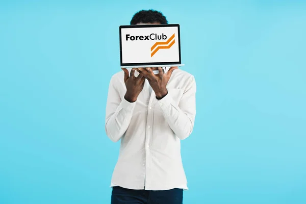 Kyiv, ukraine - 17. Mai 2019: afrikanisch-amerikanischer Mann zeigt Laptop mit Forex-Club-Website, isoliert auf blau — Stockfoto