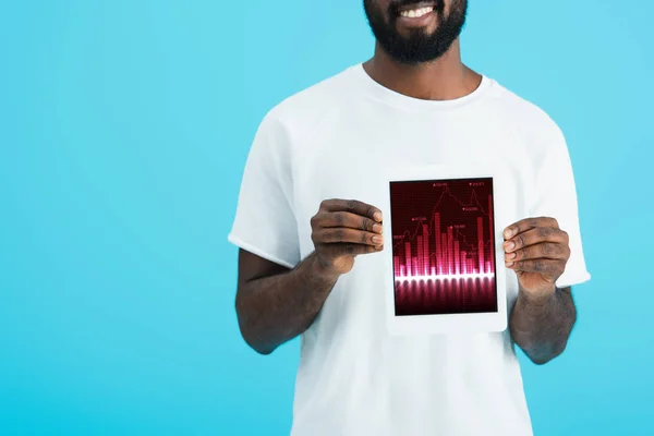 Обрезанный вид африканского американец показывает цифровой планшет с графическим приложением, изолированный на синий — стоковое фото