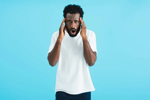 Afro-americano homem em branco t-shirt tendo dor de cabeça, isolado em azul — Fotografia de Stock