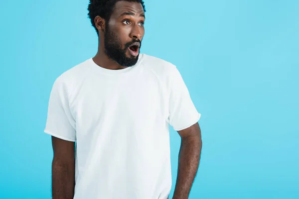Uomo afroamericano sorpreso in t-shirt bianca, isolato su blu — Foto stock
