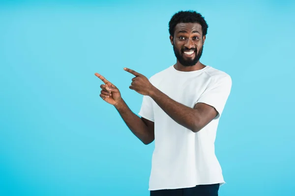 Homem americano africano alegre apontando isolado no azul — Fotografia de Stock