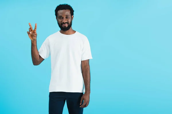 Souriant homme afro-américain montrant symbole de paix isolé sur bleu — Photo de stock