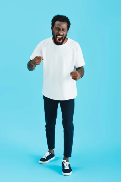 Агресивний афроамериканський чоловік кричить ізольовано на синьому — стокове фото