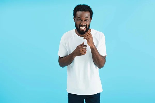 Glücklicher afrikanisch-amerikanischer Mann lacht isoliert auf blauem Grund — Stockfoto