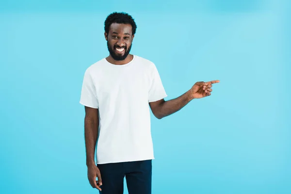 Heureux homme afro-américain pointant isolé sur bleu — Photo de stock