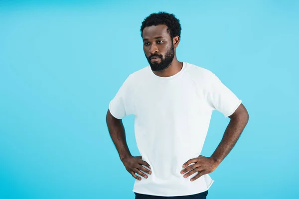 Задумливий афроамериканський чоловік у білій футболці ізольований на синьому — стокове фото