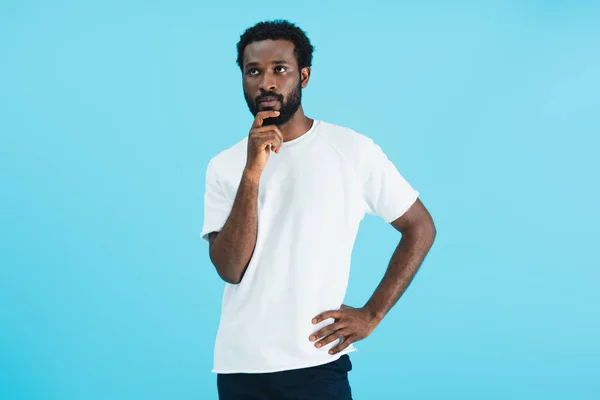Pensoso uomo afroamericano in t-shirt bianca isolato su blu — Foto stock