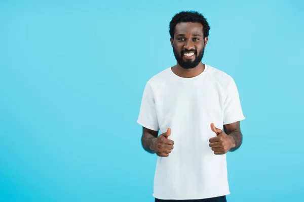 Feliz afro-americano homem mostrando polegares para cima isolado no azul — Fotografia de Stock