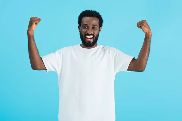 Erfolgreicher gutaussehender afrikanisch-amerikanischer Mann gestikuliert isoliert auf blau — Stockfoto