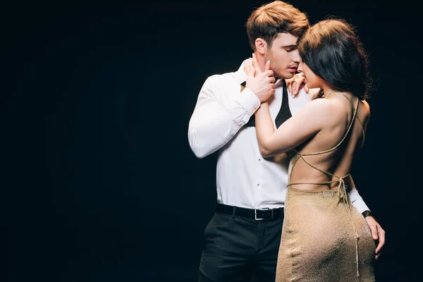 Sexy elegante jovem casal abraçando no desejo isolado no preto — Fotografia de Stock