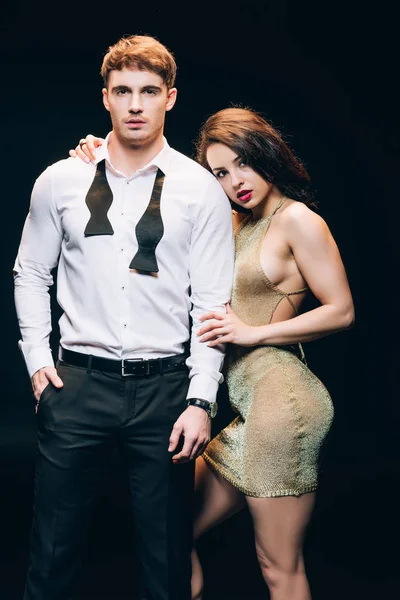 Sexy élégant jeune femme debout près beau petit ami élégant isolé sur noir — Photo de stock