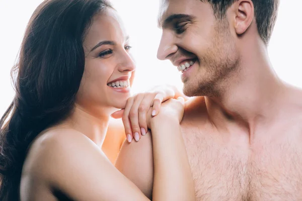 Mujer joven desnuda mirando novio y riendo aislado en blanco - foto de stock