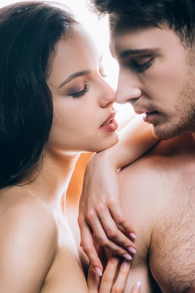 Jeune femme nue avec les yeux fermés debout près du petit ami isolé sur blanc — Photo de stock