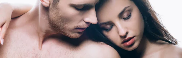 Panoramaaufnahme von schönen Paar umarmt nackt mit geschlossenen Augen isoliert auf weiß — Stockfoto