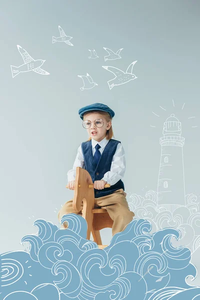 Enfant en gilet rétro et casquette à cheval à bascule sur fond gris avec fantaisie phare, vagues et oiseaux volants illustration — Photo de stock