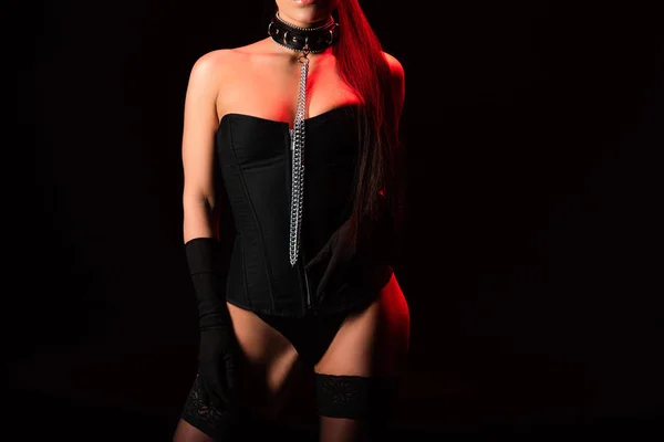Recadrée vue de sexy bdsm fille dans collier isolé sur noir — Photo de stock