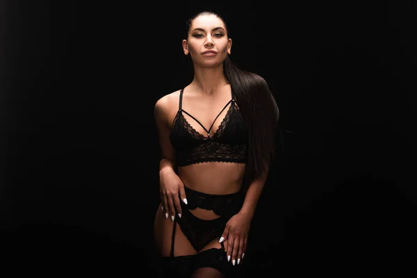 Сексуальна молода жінка в нижній білизні ізольована на чорному — стокове фото