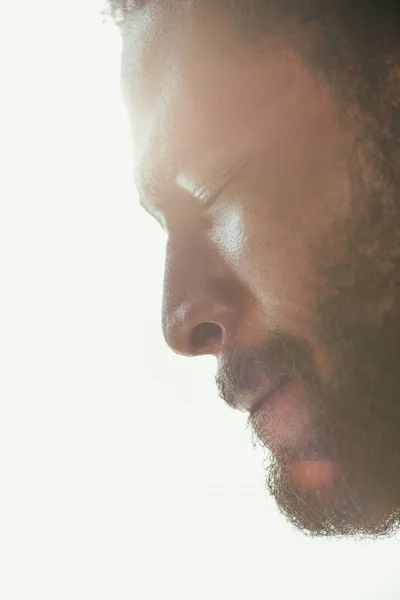 Porträt eines erschöpften afrikanisch-amerikanischen Mannes, der unter Sommerhitze mit geschlossenen Augen leidet — Stockfoto