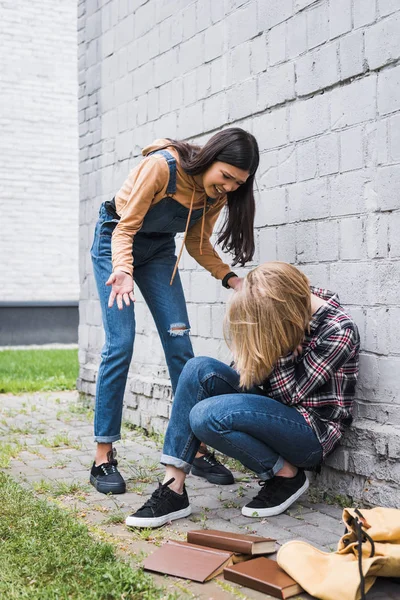 Aggressive und brünette Teenager schreien auf Blondine und verängstigten Teenager — Stockfoto
