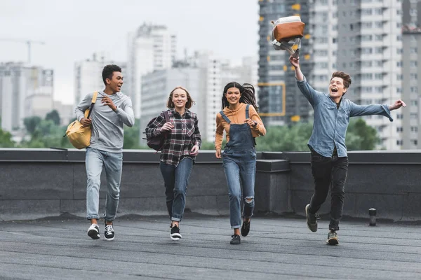 Грайливий і щасливий підлітків працює і посміхається на даху — стокове фото
