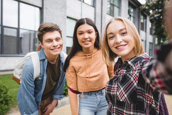 Happy teenagers taking selfie, smiling and looking at camera — Stock Photo