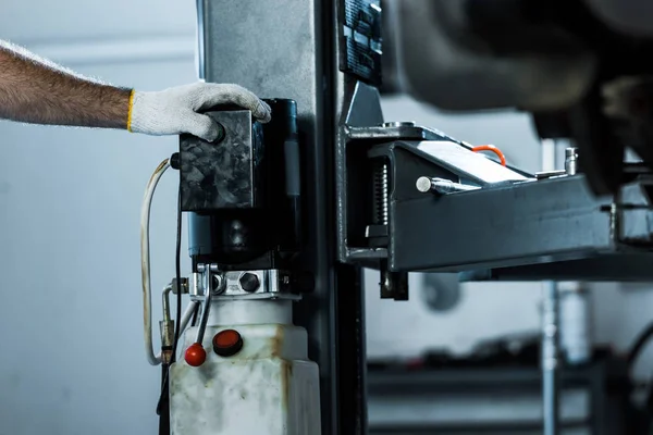 Cropped view of auto mechanic in car repair station — Stock Photo