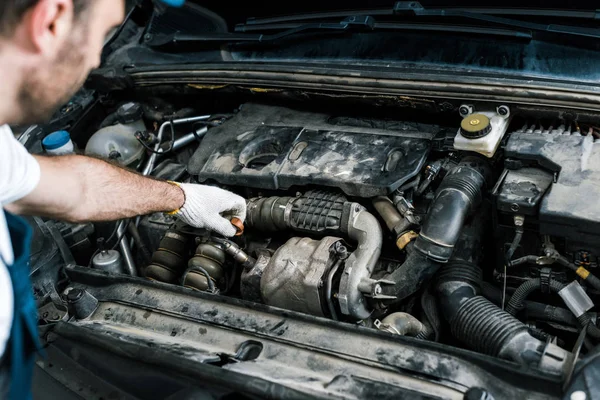 Selective focus of car mechanic car details in automobile — Stock Photo