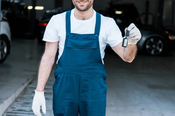 Vue recadrée de heureux barbus mécanicien voiture tenant clés — Photo de stock