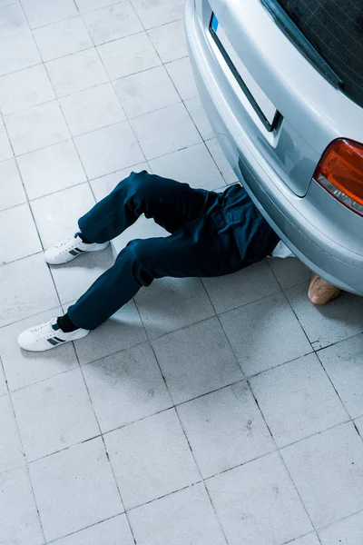 Cropped view of auto mechanic repairing car in car service — Stock Photo
