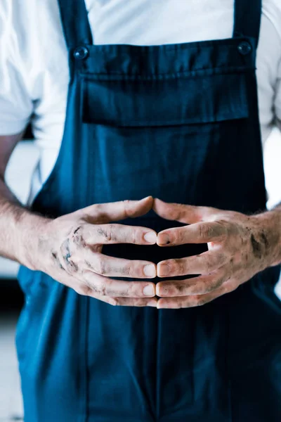 Ausgeschnittene Ansicht eines Werkstattmitarbeiters, der mit geballten Händen steht — Stockfoto