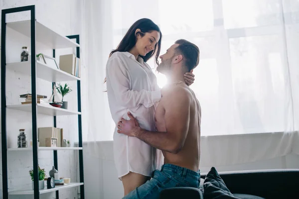 Attraktive Frau im Hemd umarmt mit hemdlosem und gutaussehendem Mann — Stockfoto