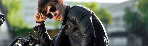 Full length view of shirtless motorcyclist standing near motorcycle outside and looking away — Stock Photo