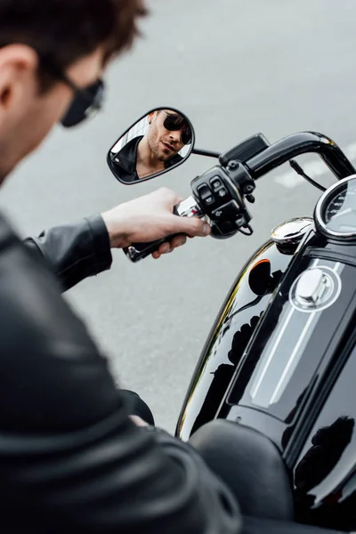 Foco seletivo de reflexão de belo jovem em sungasses sentado em moto — Fotografia de Stock