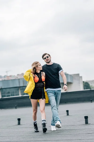 Attraktive Frau und schöner Mann reden und gehen auf dem Dach — Stockfoto