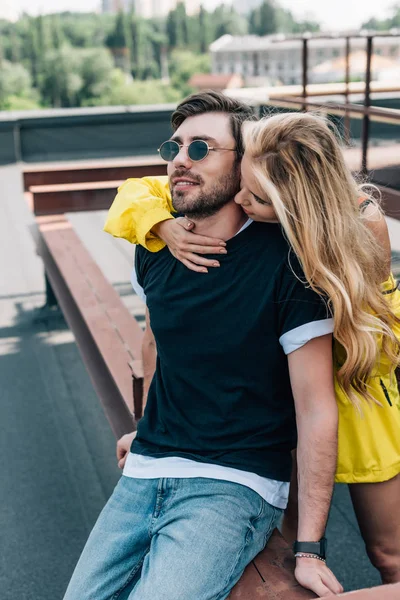 Schöne und blonde Frau küsst und umarmt schönen Mann — Stockfoto