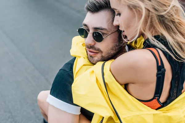 Bella e bionda donna abbracciare bello uomo in occhiali — Foto stock
