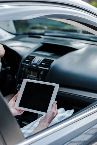 Vue recadrée de la femme tenant tablette numérique avec écran blanc — Photo de stock