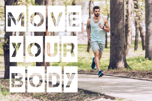 Bell'uomo in abbigliamento sportivo che corre lungo la passerella nel parco soleggiato con spostare il tuo corpo lettering — Foto stock