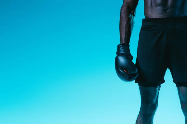 Vista cortada do pugilista afro-americano em shorts sobre fundo azul — Fotografia de Stock