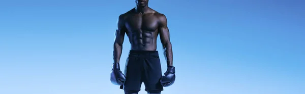 Vue recadrée du boxeur afro-américain torse nu sur fond bleu, panoramique — Photo de stock