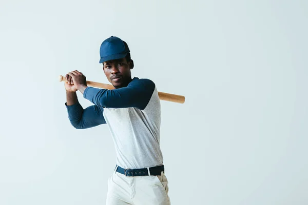 Schöner afrikanisch-amerikanischer Sportler spielt Baseball isoliert auf grau — Stockfoto