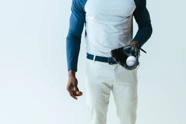 Частичный вид африканского американского спортсмена с бейсбольной перчаткой и мячом, изолированным на сером — стоковое фото