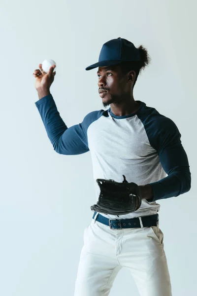 Bellissimo sportivo afroamericano che gioca a baseball isolato sul grigio — Foto stock
