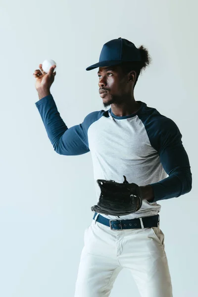 Beau sportif afro-américain jouant au baseball isolé sur gris — Photo de stock