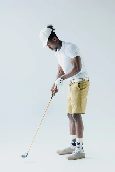 Bonito afro-americano desportista jogar golfe no fundo cinza — Fotografia de Stock